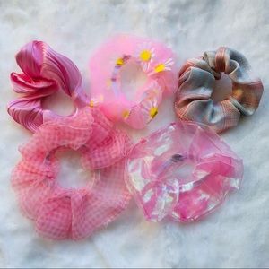 5 scrunchies pink theme